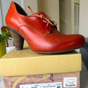 Salvaje Castano burnished orange tie shoes